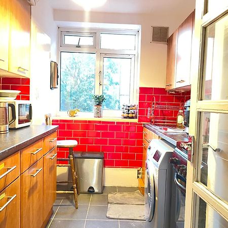 Room With King Size Bed And Shared Kitchen Raynes Park Exteriér fotografie