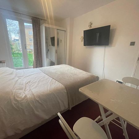 Room With King Size Bed And Shared Kitchen Raynes Park Exteriér fotografie