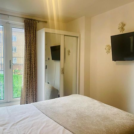 Room With King Size Bed And Shared Kitchen Raynes Park Exteriér fotografie