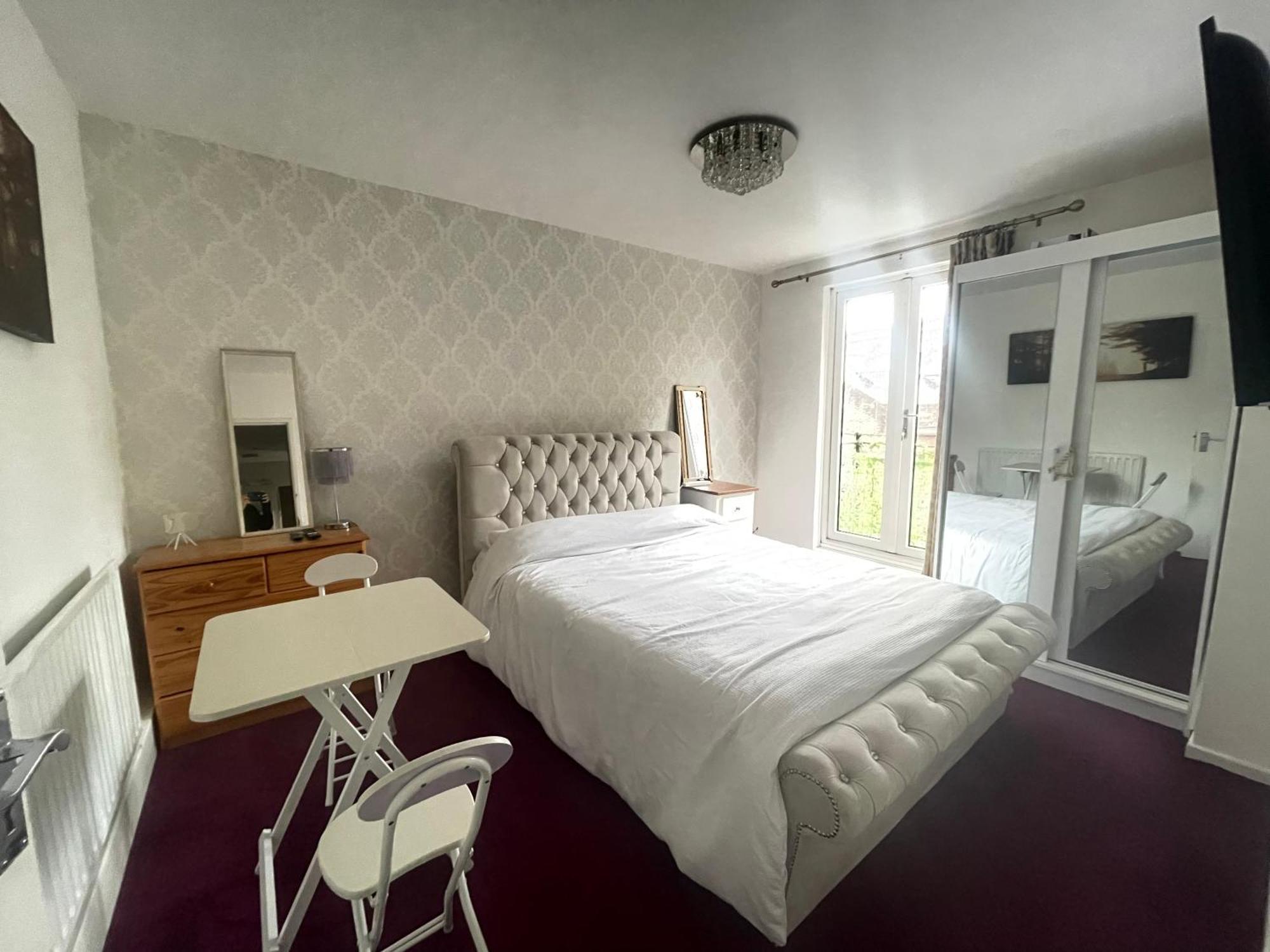 Room With King Size Bed And Shared Kitchen Raynes Park Exteriér fotografie