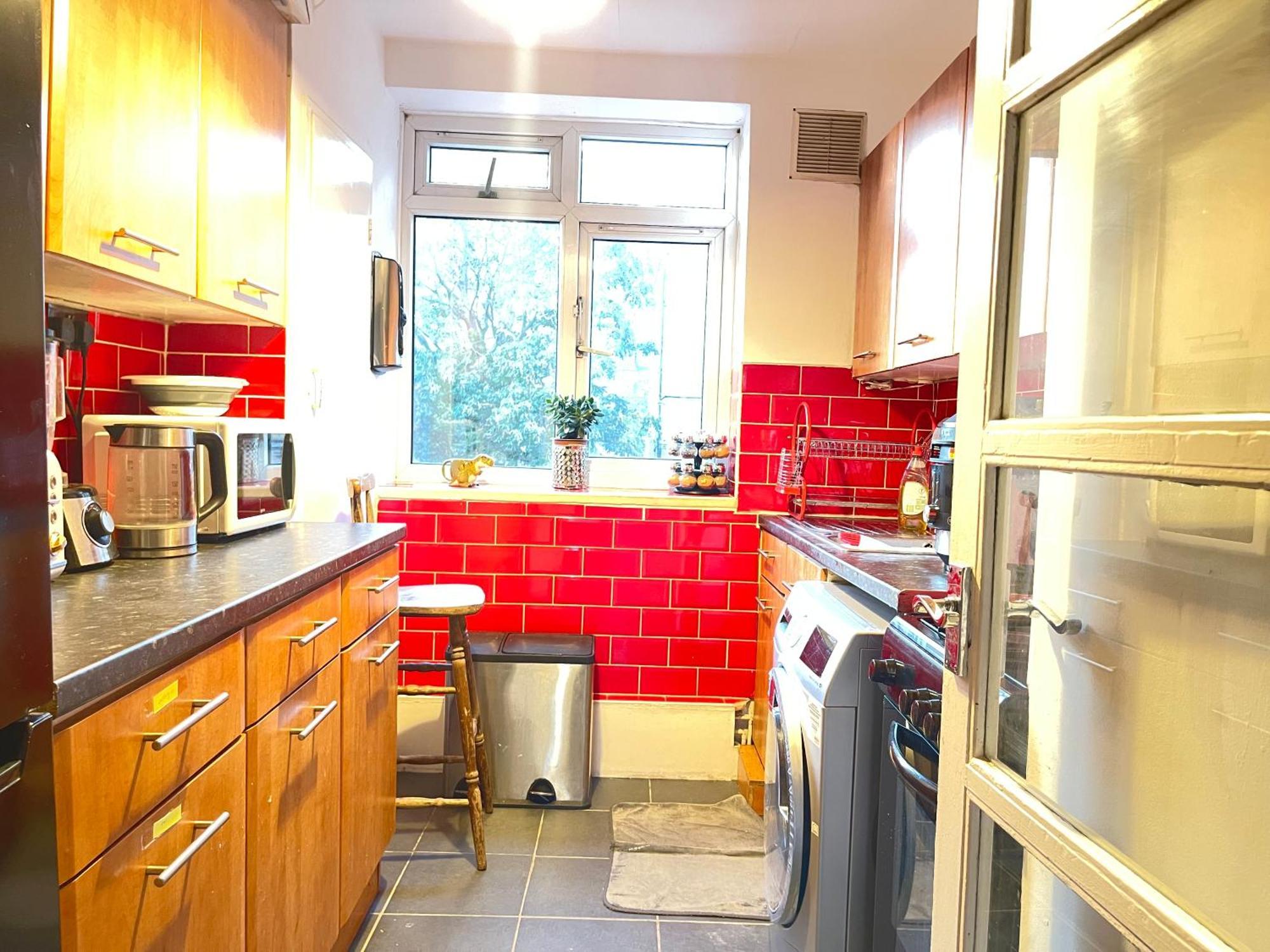 Room With King Size Bed And Shared Kitchen Raynes Park Exteriér fotografie