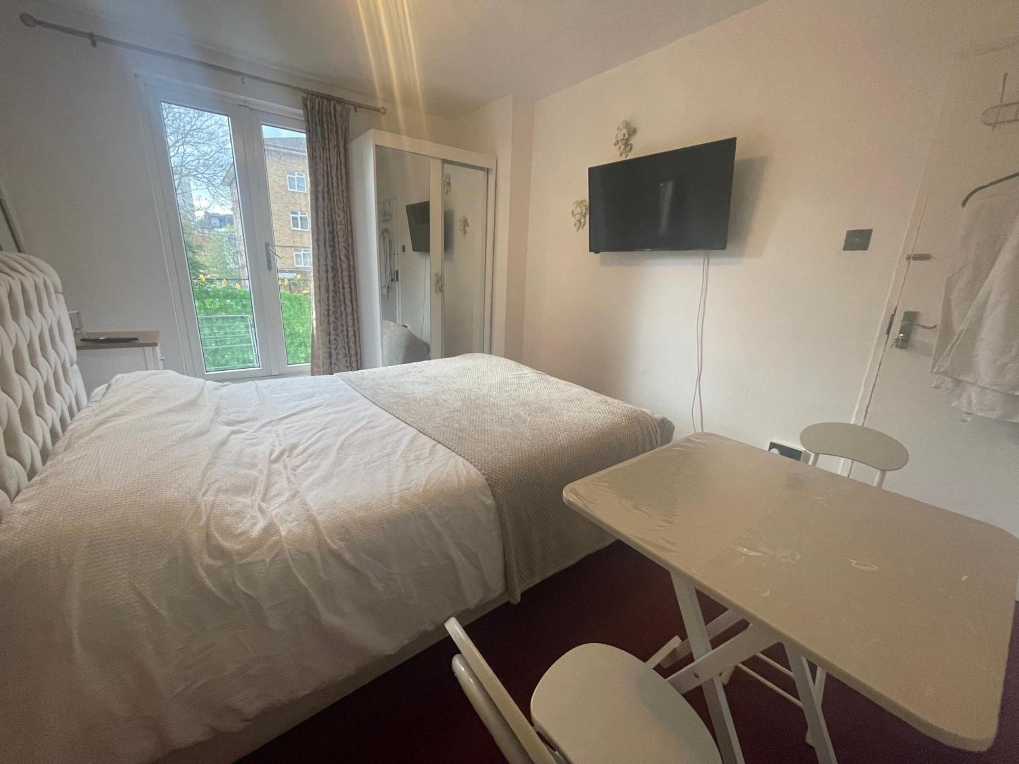 Room With King Size Bed And Shared Kitchen Raynes Park Exteriér fotografie
