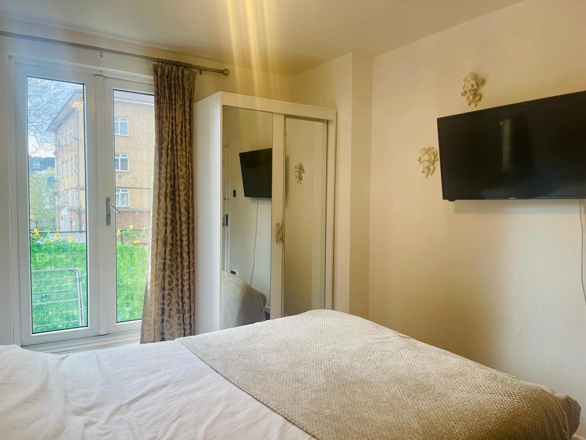 Room With King Size Bed And Shared Kitchen Raynes Park Exteriér fotografie